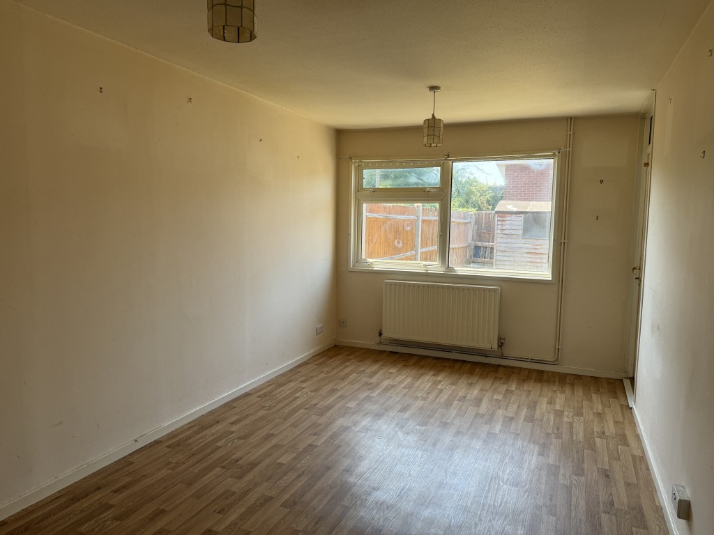 Lot: 45 - BUNGALOW FOR IMPROVEMENT - Living Room in Bungalow in Need of Improvement